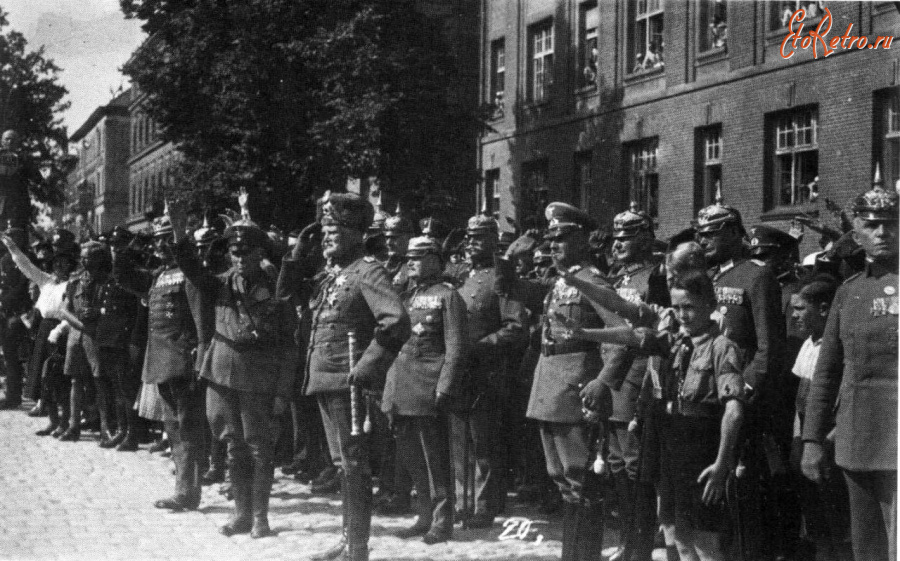 Гусев - Gumbinnen. Generalfeldmarschall von Mackensen nimmt vor dem Regierungsgebaeude die Parade der Gumbinnen Garnison.