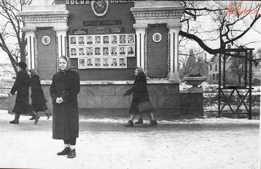 Гусев - Гусев. Городская доска почёта на променаде возле Главного моста.