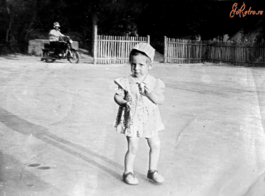 Гусев - Улица Октябрьская, на заднем плане заезд во двор, двор на два дома - 22А и 24.