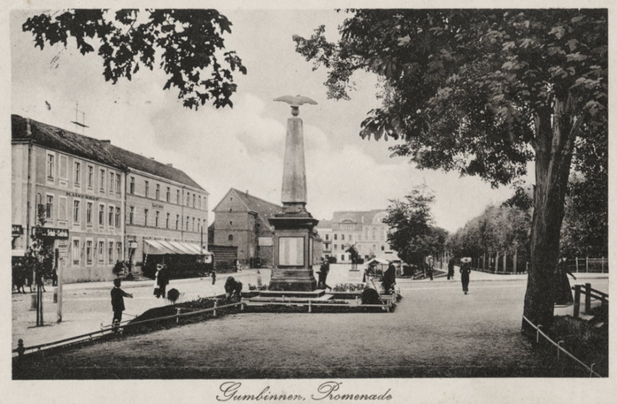 Гусев - Gumbinnen, Promenade mit Kriegerdenkmal.