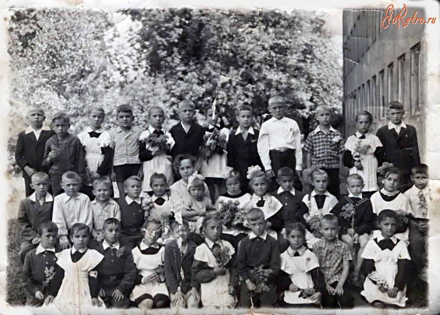 Гусев - Учащиеся школы №4 в саду школы №2. 1-й класс.