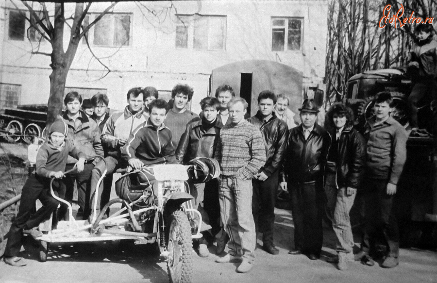 Гусев - Команда гусевских мотогонщиков на территории Гусевского СПТУ 17.