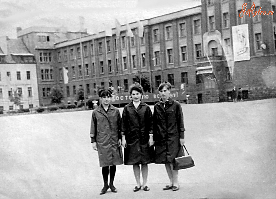 Гусев - На площади Победы.