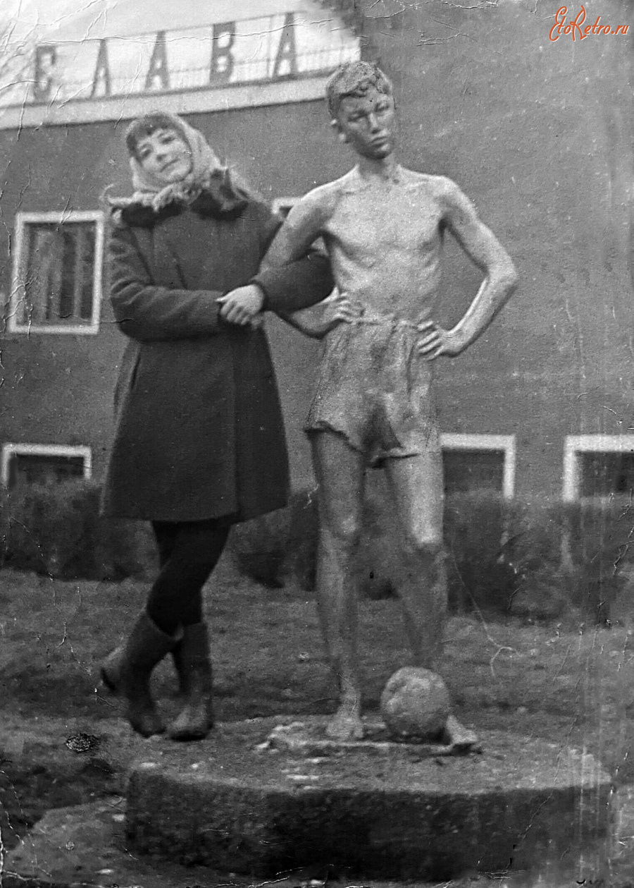 Гусев - Скульптура мальчика-футболиста в сквере у завода 