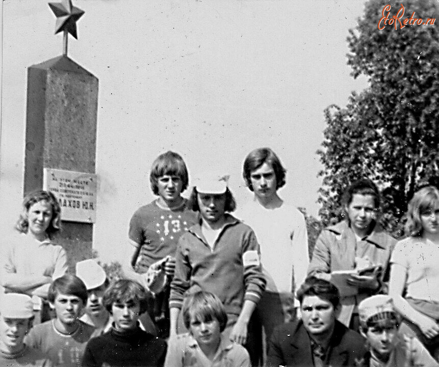 Гусев - Калининское. Символическая Братская могила танкового экипажа Героя Советского Союза, гвардии младшего лейтенанта Юрия Малахова.