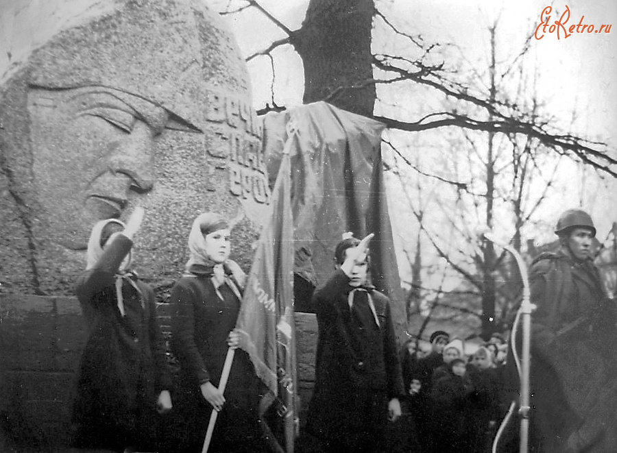 Гусев - Праздничные мероприятия около памятного камня в честь героев, павших при штурме Гумбиннена 25 01 1945.