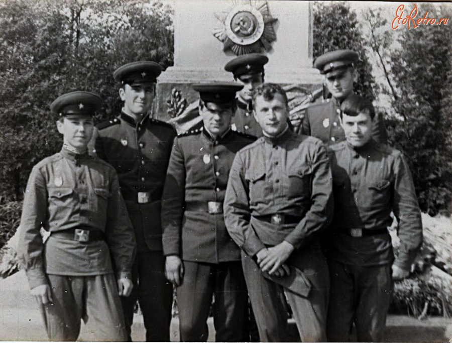 Гусев - Улица Юрия Смирнова. У братской могилы.