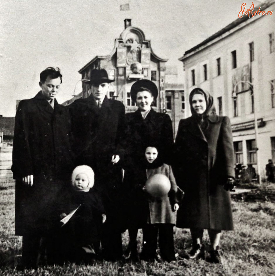 Гусев - На площади Победы у здания Госбанка СССР.