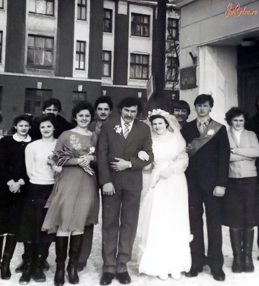 Гусев - Молодожёны у ЗАГСа на площади Победы.