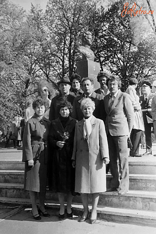Гусев - Преподаватели ГПТУ №6 у памятника С. И. Гусеву.