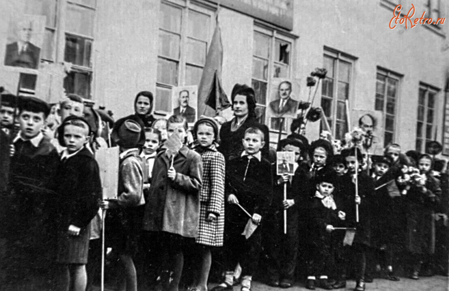 Гусев - Учащиеся школы №2 перед Первомайской демонстрацией.