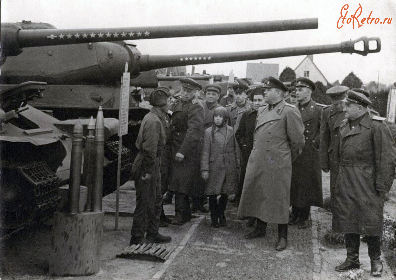 Полесск - Маршал Василевский А. М. осматривает выставку боевой техники в Лабиау.