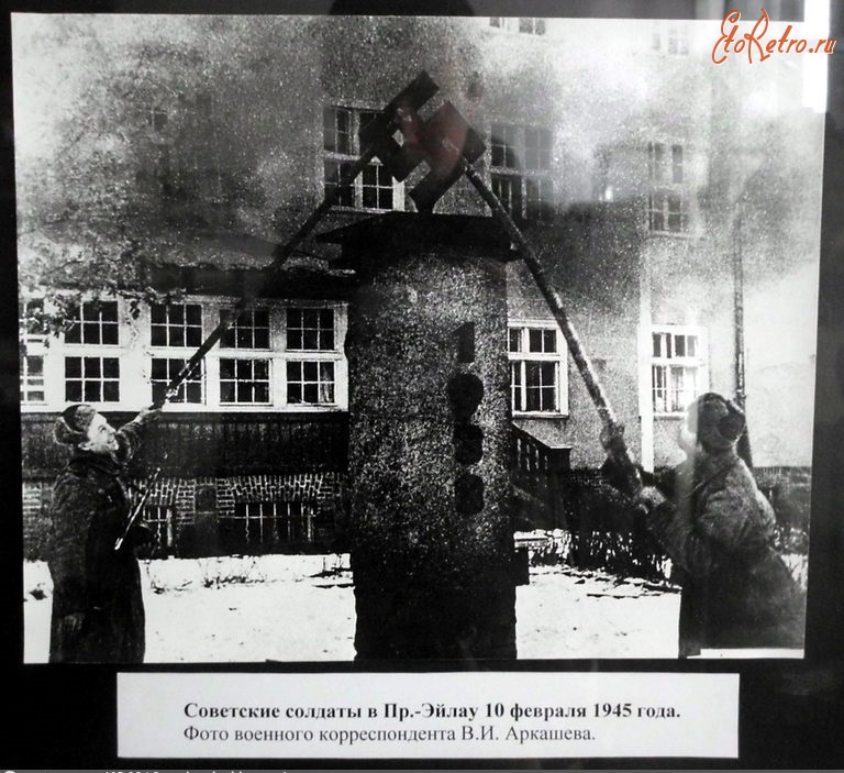 Багратионовск - Советские солдаты свергают символ нацизма у фасада районного дворца молодежи