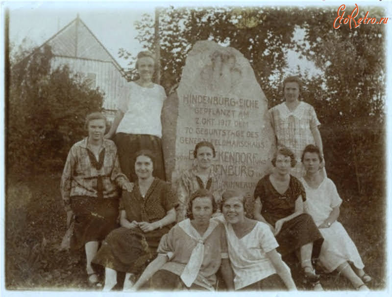 Озерск - Даркемен. Сотрудники Крайсхауса возле памятного камня дубу, высаженному в день 70-летия Гинденбурга.