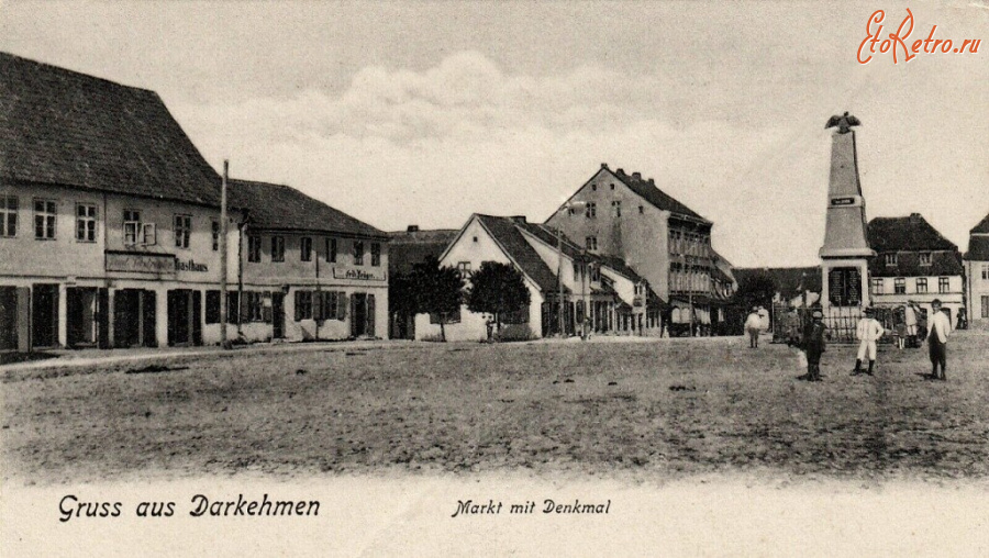 Озерск - Darkehmen. Markt mit Kriegerdenkmal.