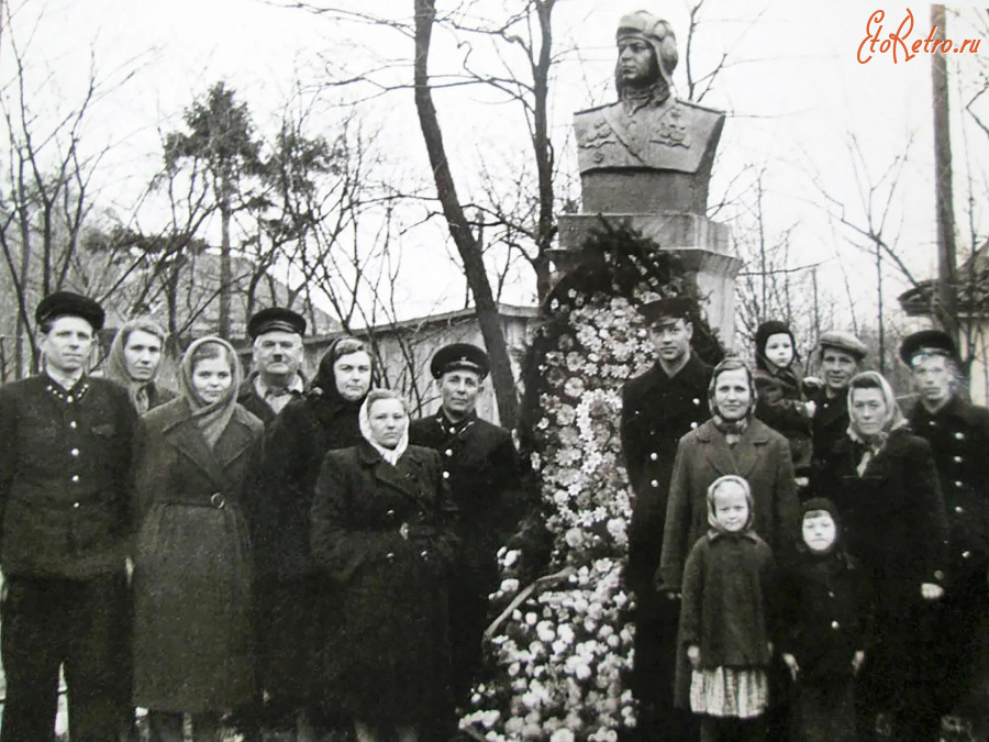 Ладушкин - У памятника Герою Советского Союза гвардии лейтенанту Ивану Мартыновичу Ладушкину.