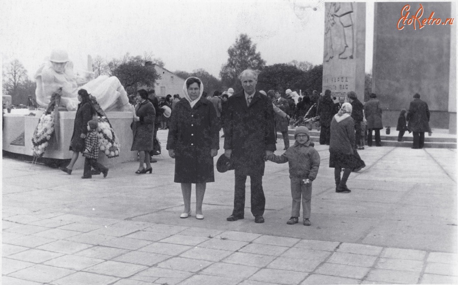 Краснознаменск - Добровольск. У Братской могилы советских воинов.