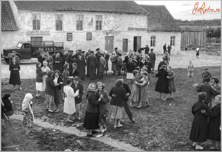 Краснознаменск - Танцы возле сельского клуба в посёлке Неманское.