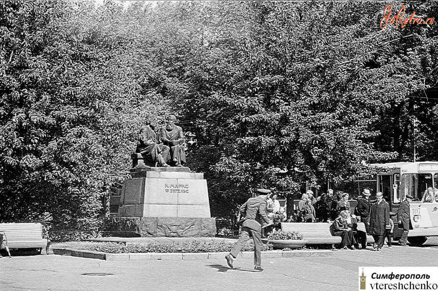 Петрозаводск - Петрозаводск. Памятник К. Марксу и Ф. Энгельсу - 1975