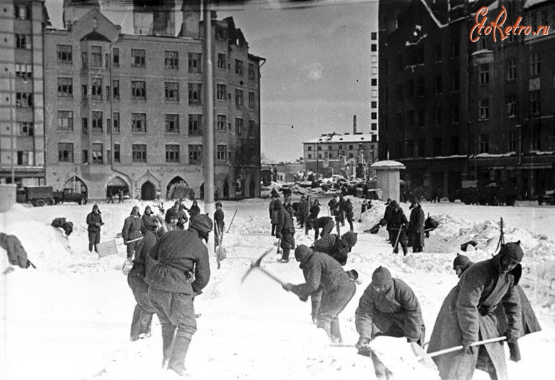 Выборг - Бойцы Красной Армии очищают от снега улицы освобожденного г. Выборга