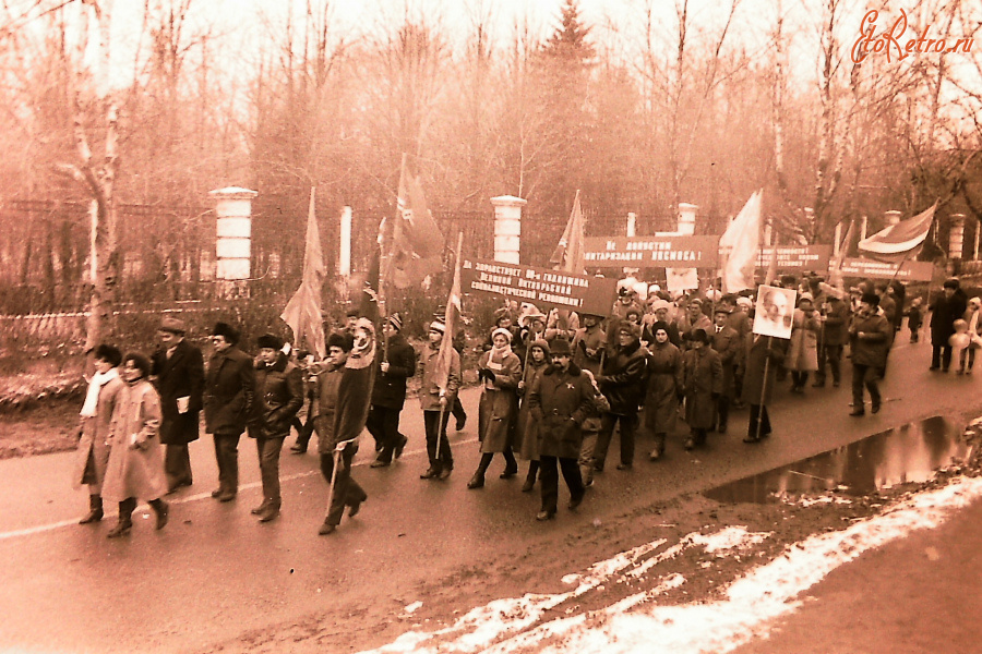 Истра - 7 ноября. 1986 год. Колонна Ветроэна.