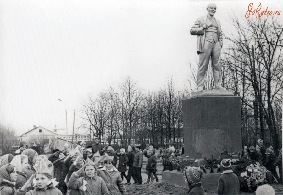 Истра - Возложение венков к памятнику В. И. Ленину в центральном сквере.