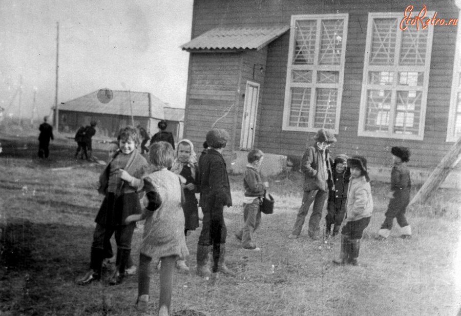 Нема - Деревня Слудка, Немский район. Во дворе Слудской шклы.