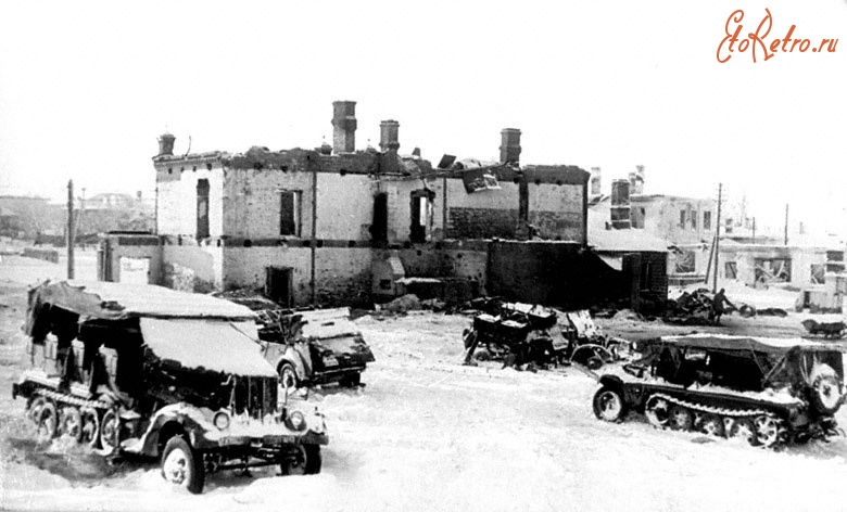 Клин - Немецкие бронемашины, брошенные при отступлении у разрушенного Дома-музея П.И.Чайковского