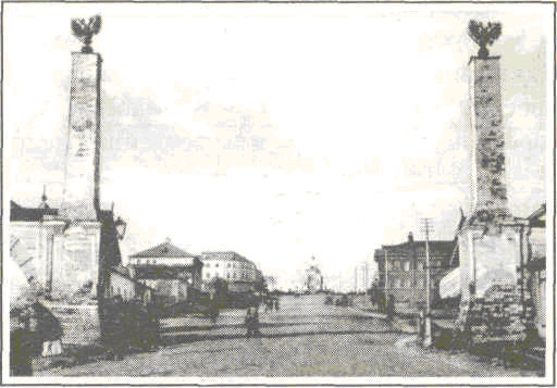 Кострома - Вид с набережной Волги на обелиск Московской заставы и Молочную гору