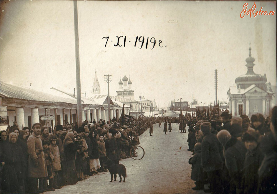 Нерехта - Ноябрьская демонстрация на Торговой площади в Нерехте.