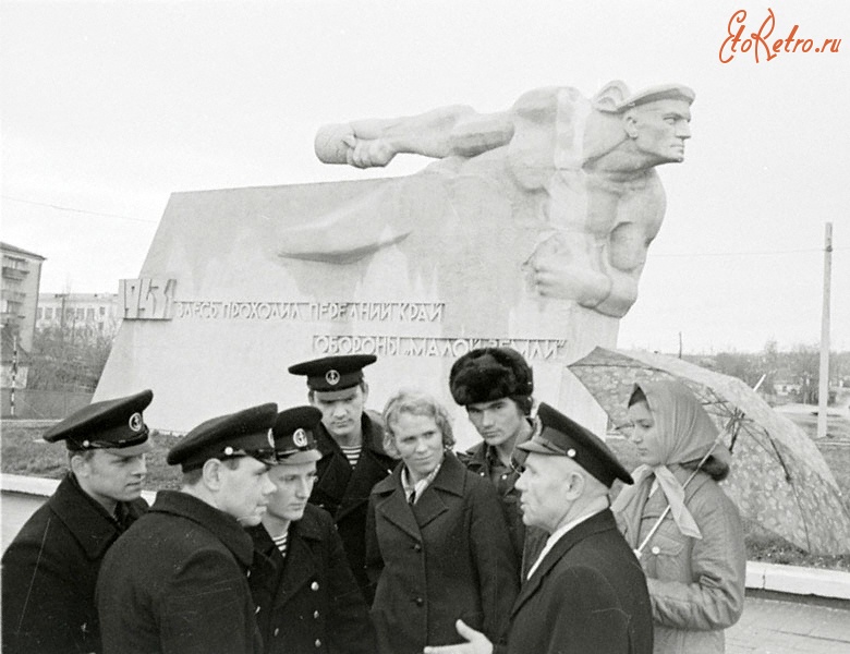 Новороссийск - Памятник «Передний край», установленный на месте высадки десантной группировки войск 18-ой армии на «Малую землю»