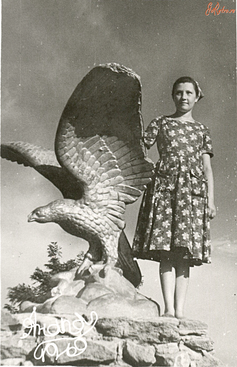 Анапа - У статуи орла, сидящего на скале.