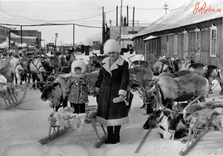 Красноярский край - Тухард (Факел). Возле столовой.