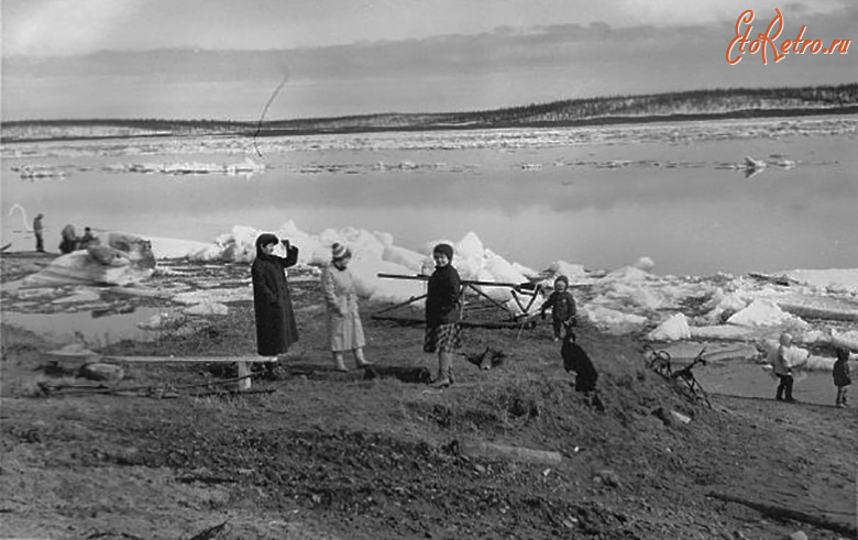 Красноярский край - Тухард (Факел). Ледоход на реке Большая Хета.