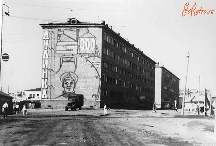 Дудинка - Вид на дом № 18 по улице Ленина с монументально-декоративным панно 