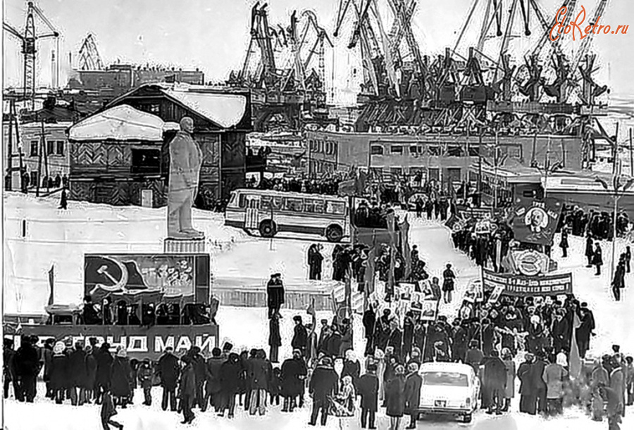 Дудинка - Первомайская демонстрация.