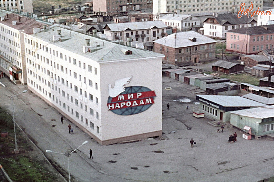 Дудинка - Улица Горького. Панно на торце дома № 47.