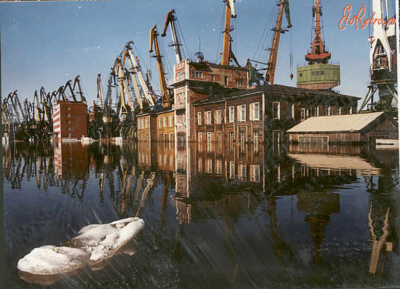 Дудинка - Наводнение в Дудинском порту.