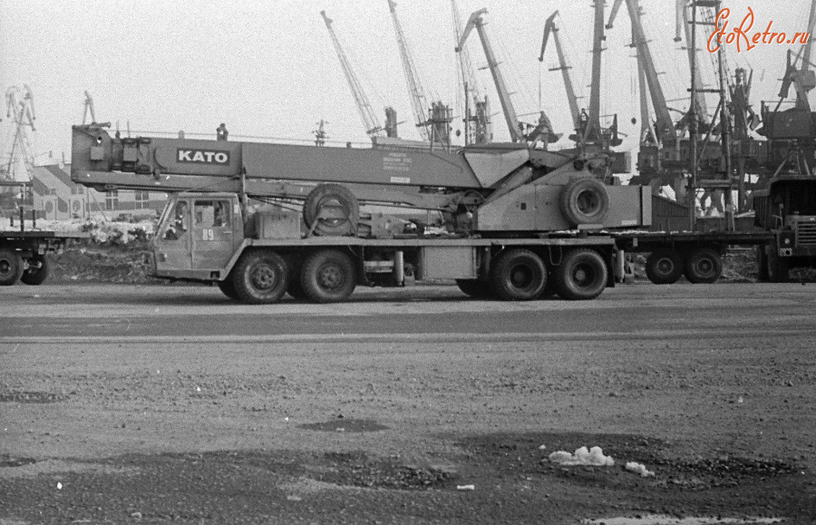 Дудинка - Японский кран КАТО в порту.