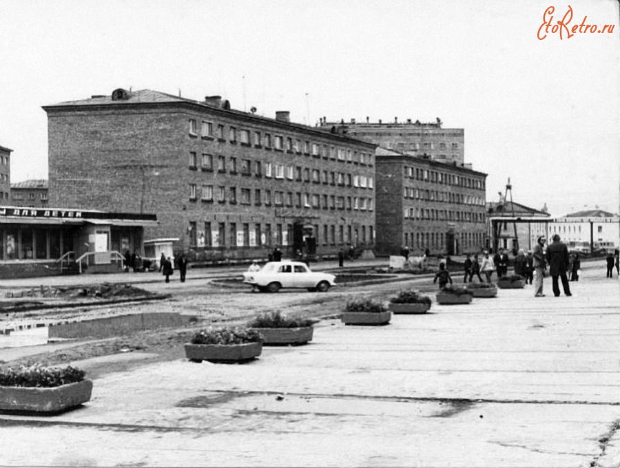 Дудинка - Улица Островского. Гастроном 