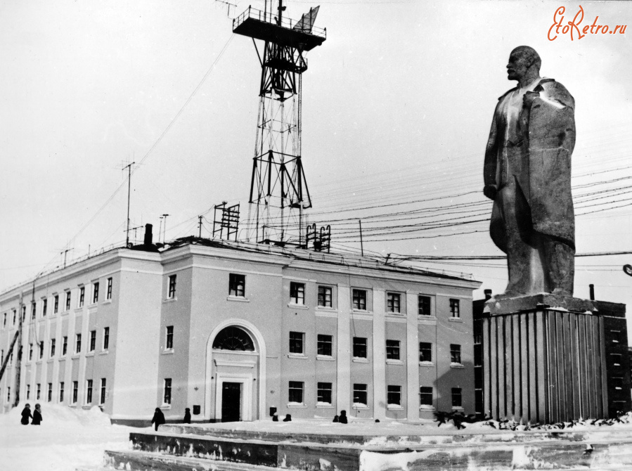 Дудинка - Памятник В. И. Ленину, Дом связи.
