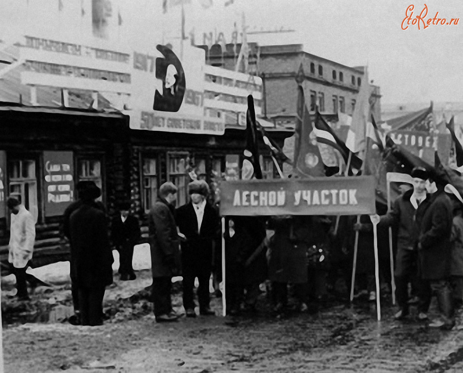 Дудинка - Праздничная демострация на улице Горького.