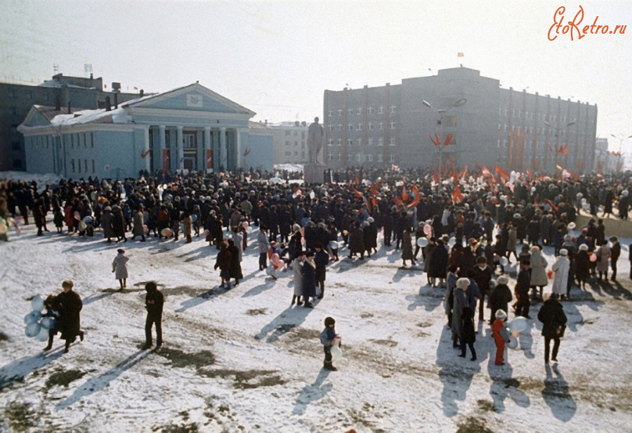 Дудинка - Первомай у Дома культуры.