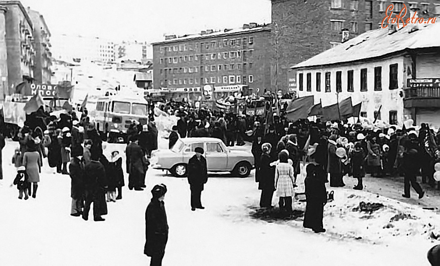 Дудинка - Праздничная демострация на улице Островского.