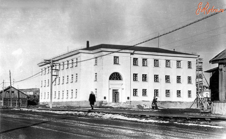 Дудинка - Заключительный этап строительства здания Окружной конторы связи.