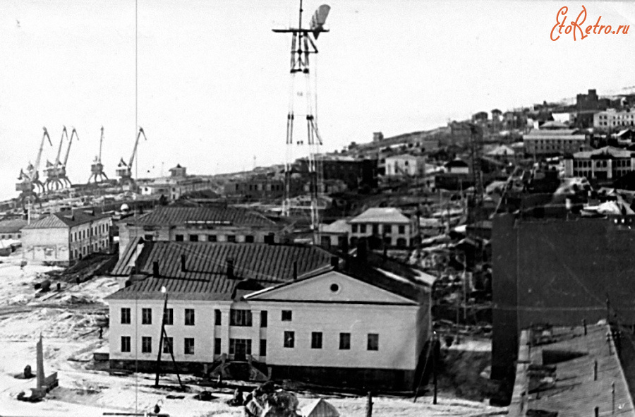 Дудинка - Вид на Дом культуры и Речной порт.