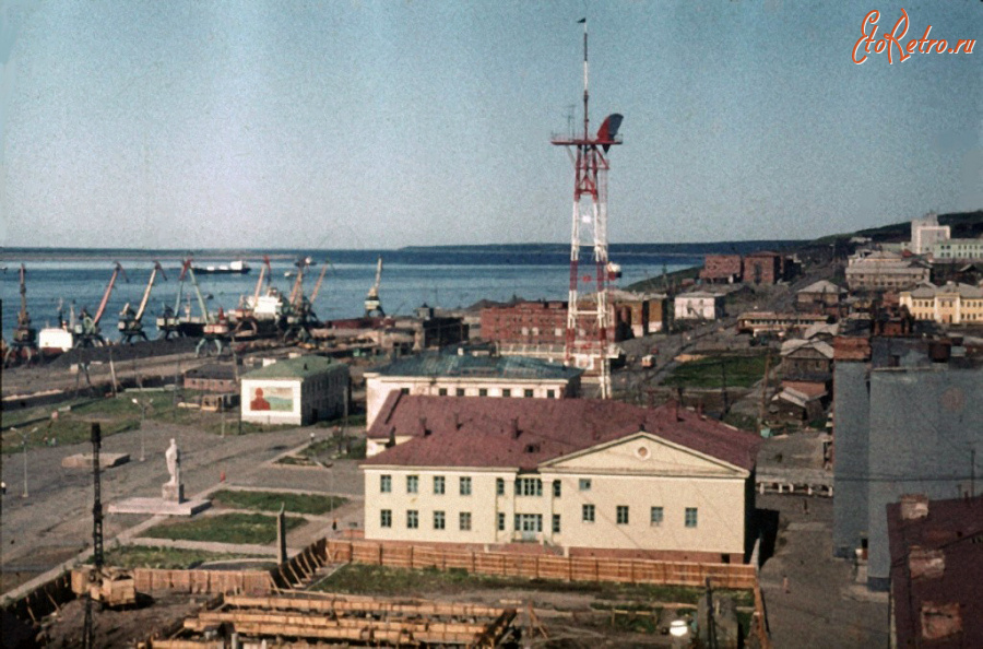 Дудинка - Вид на Дом культуры и Речной порт.