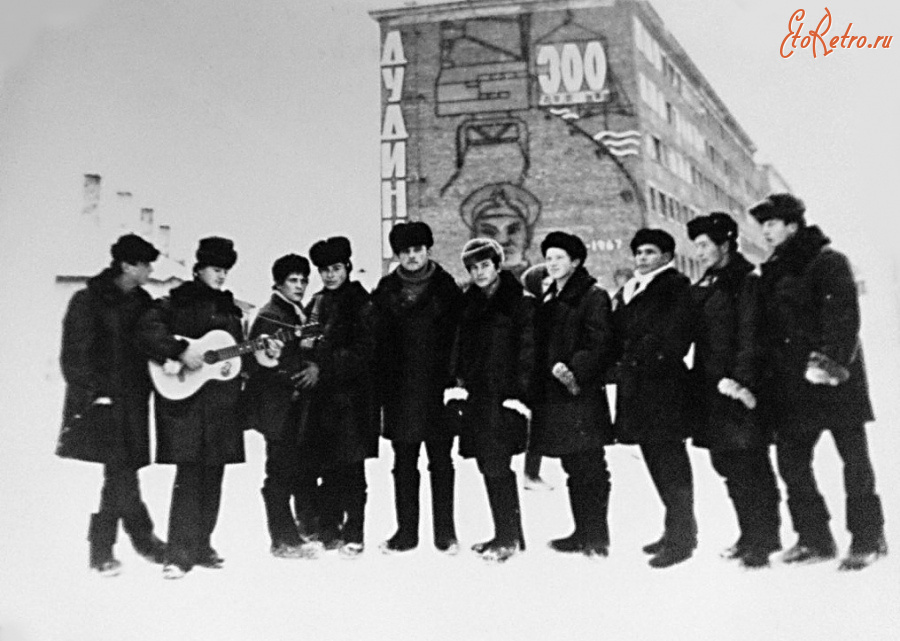 Дудинка - У дома № 18 по улице Ленина.