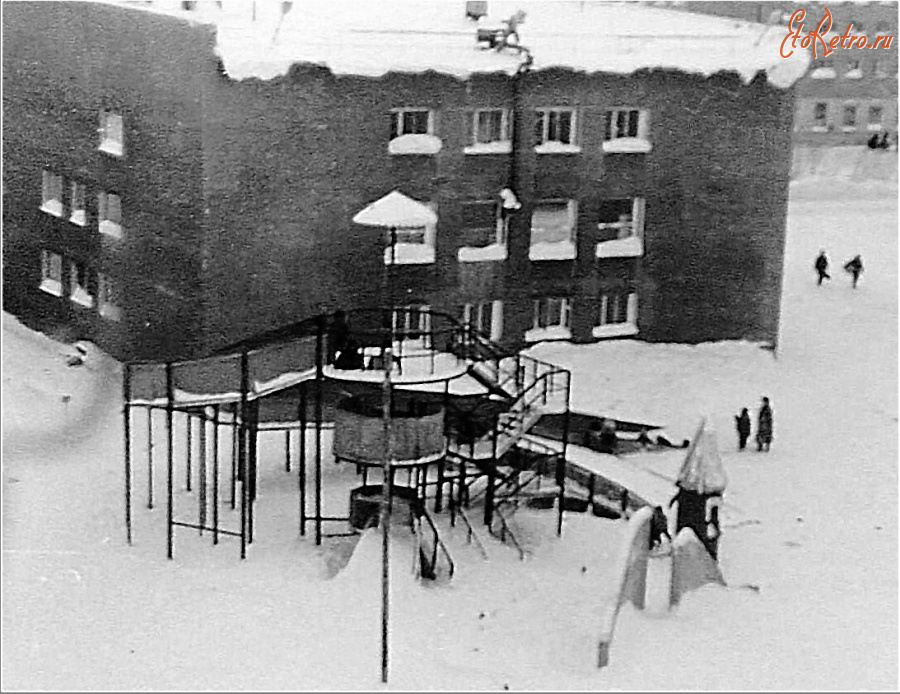 Дудинка - Детская горка за кинотеатром 