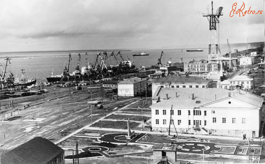 Дудинка - Панорама с видом на Речной порт и Енисей.